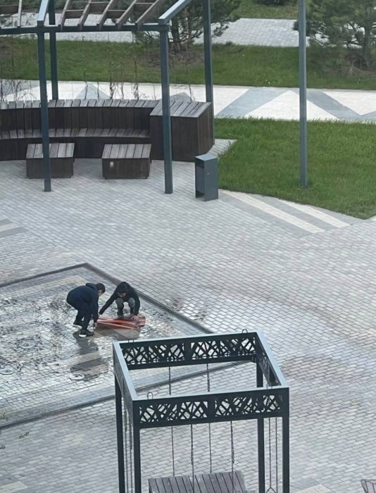 В Калужской области отпрыски мигрантов сорвали и растоптали Георгиевский флаг В Калужской области отпрыски мигрантов сорвали и растоптали Георгиевский флаг