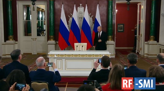 Президент В. Путин прибыл в малахитовый зал Кремля на встречу с журналистами Президент В. Путин прибыл в малахитовый зал Кремля на встречу с журналистами