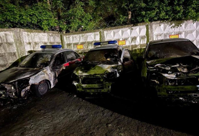 В Калуге девушка пробралась на стоянку Росгвардии и подожгла пять автомобилей В Калуге девушка пробралась на стоянку Росгвардии и подожгла пять автомобилей