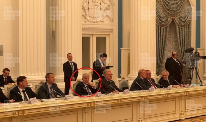При появлении в Кремле Абрамовича все сразу вспомнили айфоны и тирамису При появлении в Кремле Абрамовича все сразу вспомнили айфоны и тирамису