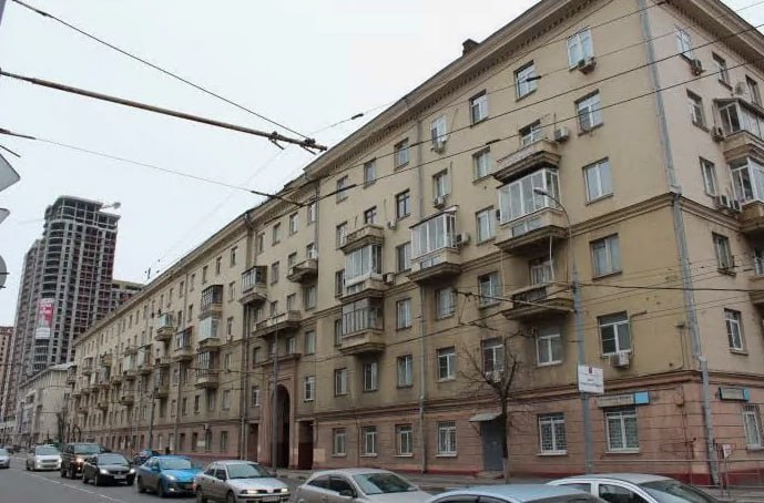 В Москве женщина выпала из окна, пытаясь покормить дворовую кошку В Москве женщина выпала из окна, пытаясь покормить дворовую кошку