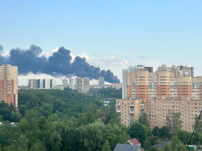 В городе Пушкино сильнейший пожар на складе с горюче смазочными материалами В городе Пушкино сильнейший пожар на складе с горюче смазочными материалами