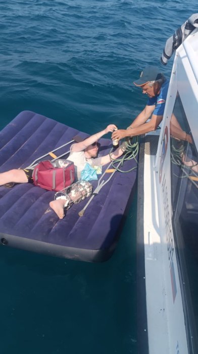 Матрас с пьяным отдыхающим унесло в море в районе Феодосии Матрас с пьяным отдыхающим унесло в море в районе Феодосии