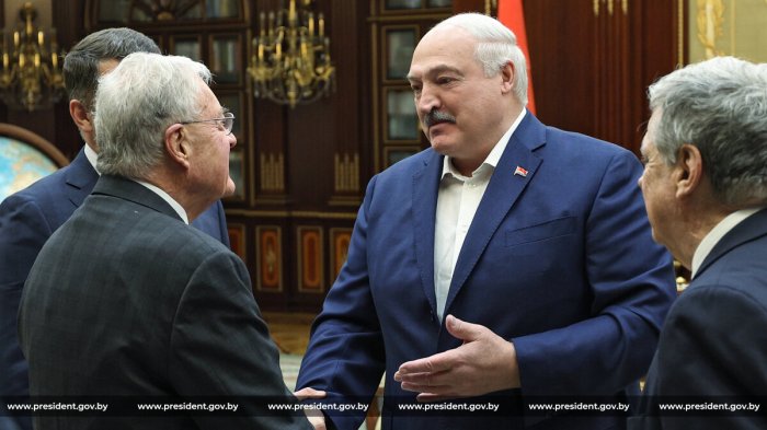Лукашенко все же добрый человек и не боится оппозиции от слова совсем Лукашенко все же добрый человек и не боится оппозиции от слова совсем