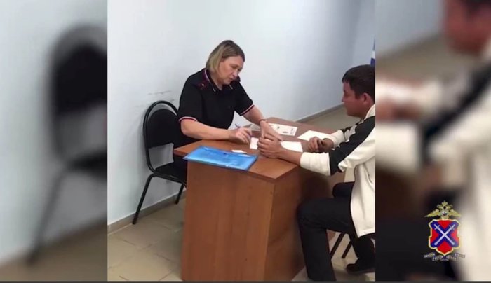 В этот раз не прокатило. Мигранта с новым паспортом опознали и развернули В этот раз не прокатило. Мигранта с новым паспортом опознали и развернули