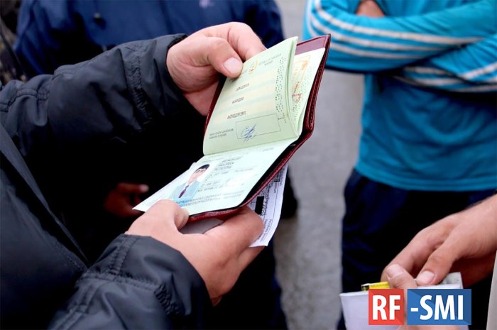 Полицейские Калужской области устроили массовую легализацию мигрантов Полицейские Калужской области устроили массовую легализацию мигрантов