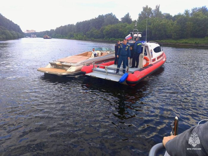 Пятилетнего ребенка ищут водолазы на канале имени Москвы в Химках Пятилетнего ребенка ищут водолазы на канале имени Москвы в Химках