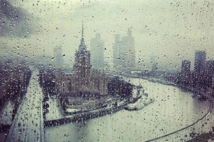 Завтра в Москве наступит осень с ливнями, похолоданием и штормовым ветром Завтра в Москве наступит осень с ливнями, похолоданием и штормовым ветром