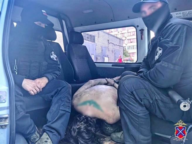 В Волгограде мужчина пытался поджечь наряд полиции «коктейлем Молотова» В Волгограде мужчина пытался поджечь наряд полиции «коктейлем Молотова»