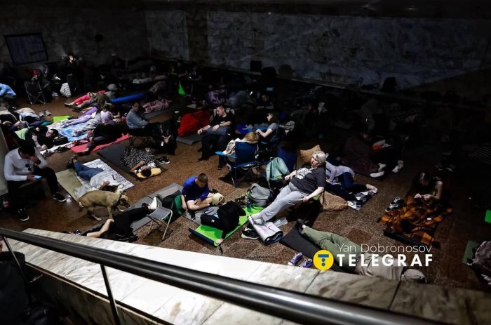 Киевское метро этой ночью. А помните, что говорил Порошенко про жителей Донбасса? Киевское метро этой ночью. А помните, что говорил Порошенко про жителей Донбасса?