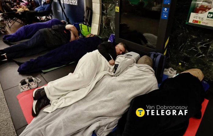 Киевское метро этой ночью. А помните, что говорил Порошенко про жителей Донбасса? Киевское метро этой ночью. А помните, что говорил Порошенко про жителей Донбасса?