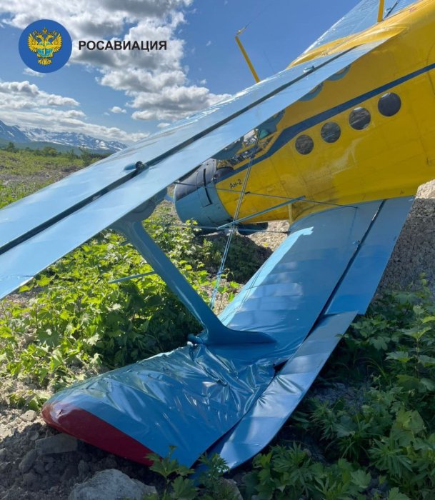 На Камчатке Ан-2 выкатился за пределы взлетно-посадочной полосы На Камчатке Ан-2 выкатился за пределы взлетно-посадочной полосы