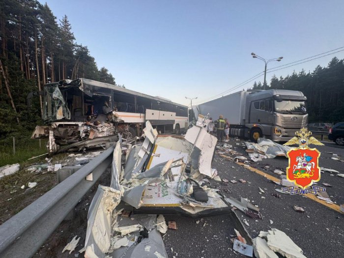 1 погиб, 14 пострадали в аварии автобуса и фуры в Подмосковье 1 погиб, 14 пострадали в аварии автобуса и фуры в Подмосковье