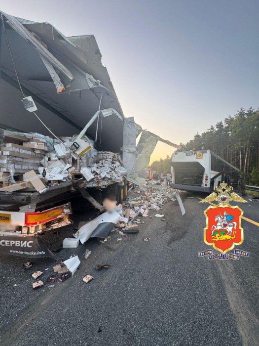 1 погиб, 14 пострадали в аварии автобуса и фуры в Подмосковье 1 погиб, 14 пострадали в аварии автобуса и фуры в Подмосковье