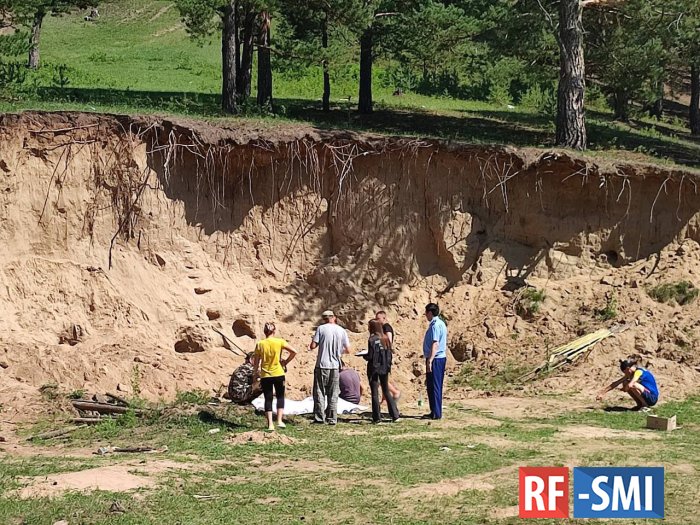 Двое детей погибли, играя в заброшенном песчаном карьере в Забайкалье Двое детей погибли, играя в заброшенном песчаном карьере в Забайкалье