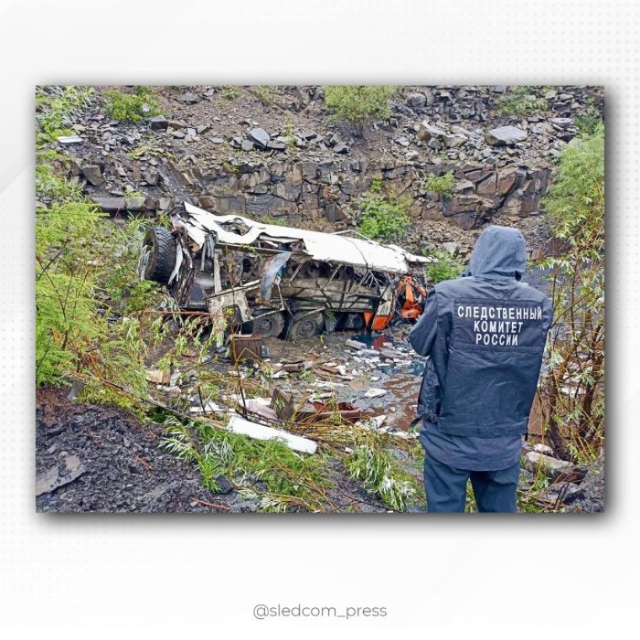 13 человек погибли в результате падения вахтового автобуса в обрыв в Якутии 13 человек погибли в результате падения вахтового автобуса в обрыв в Якутии