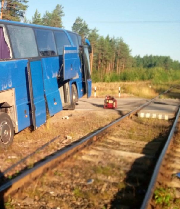 Один человек погиб и более 10 пострадали при столкновении автобуса и поезда Один человек погиб и более 10 пострадали при столкновении автобуса и поезда