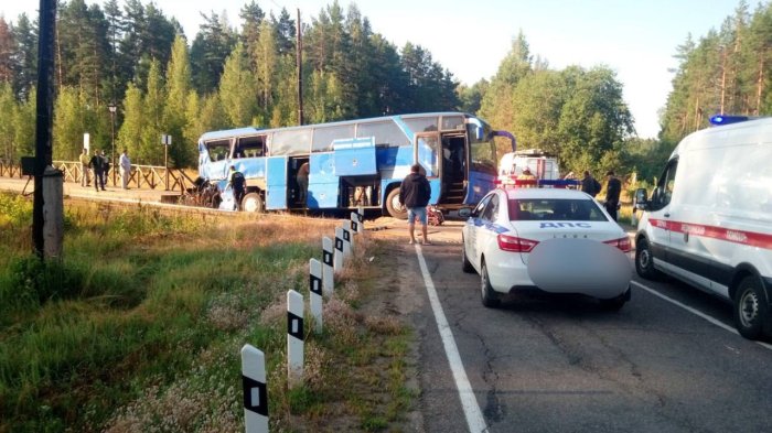 Один человек погиб и более 10 пострадали при столкновении автобуса и поезда Один человек погиб и более 10 пострадали при столкновении автобуса и поезда