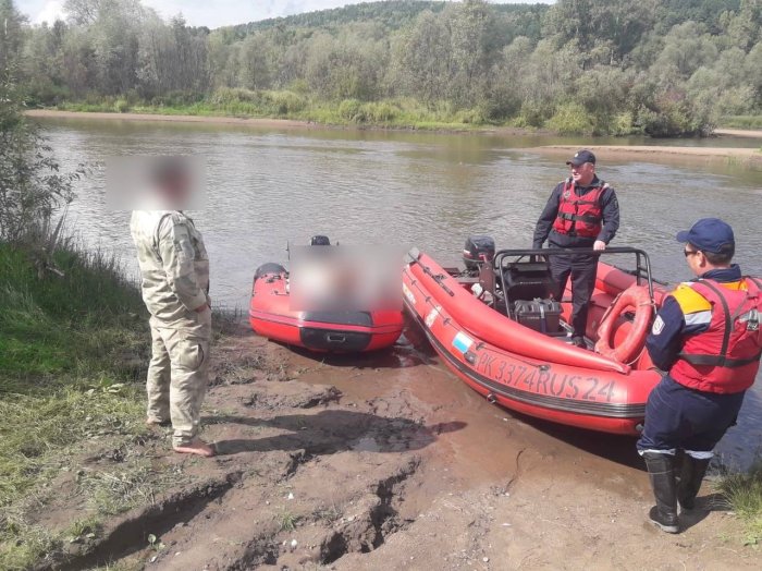 В Сибири рыбак несколько дней плыл в лодке с телом своего мёртвого брата В Сибири рыбак несколько дней плыл в лодке с телом своего мёртвого брата