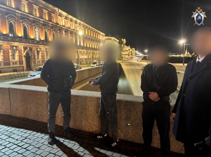 В Питере неадекват сбросил мужчину с Литейного моста на проезжую часть В Питере неадекват сбросил мужчину с Литейного моста на проезжую часть