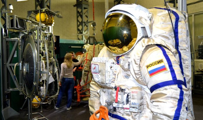 Космонавты впервые в новых скафандрах выйдут в открытый космос Космонавты впервые в новых скафандрах выйдут в открытый космос