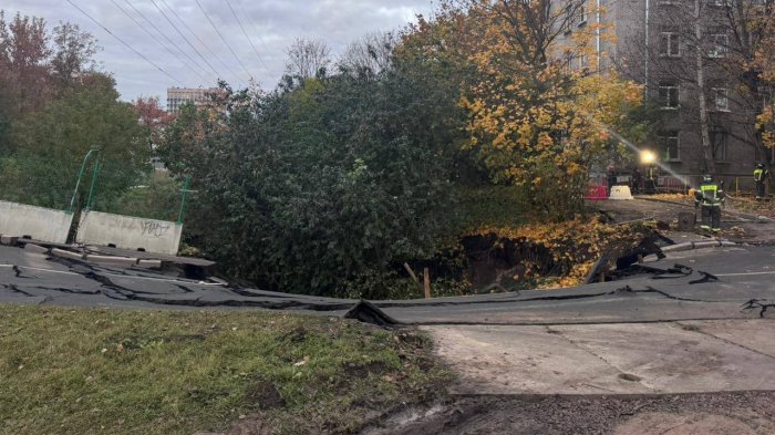 В Петербурге на дорожном перекрестке случился обширный обвал грунта В Петербурге на дорожном перекрестке случился обширный обвал грунта