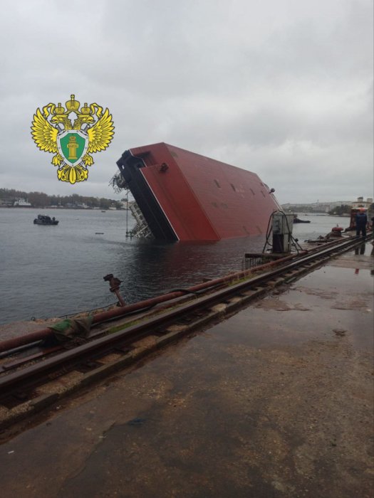 У причала Севастопольского морского завода опрокинулся плавучий кран У причала Севастопольского морского завода опрокинулся плавучий кран