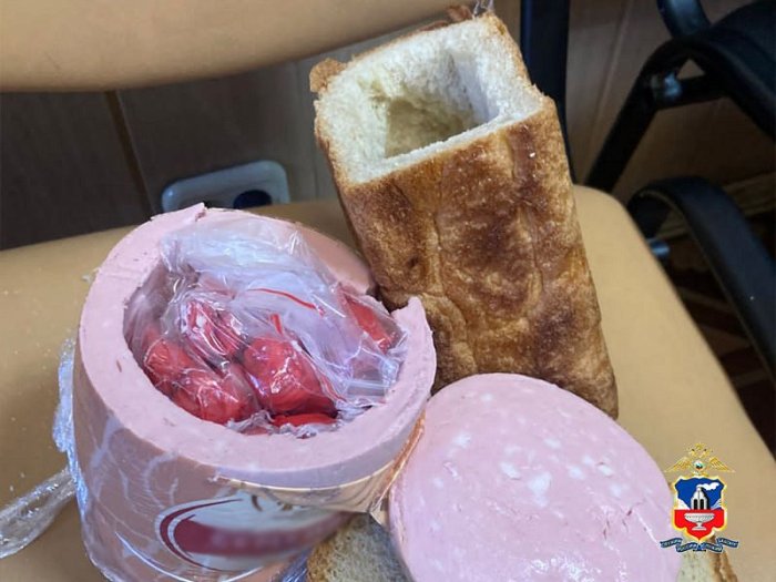 Хлеб и батон колбасы с начинкой из героина изъяла полиция Алтайского края Хлеб и батон колбасы с начинкой из героина изъяла полиция Алтайского края