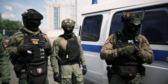 Дезертир похитил конвоира, угостил пивом, а затем сдался полиции в Казани Дезертир похитил конвоира, угостил пивом, а затем сдался полиции в Казани